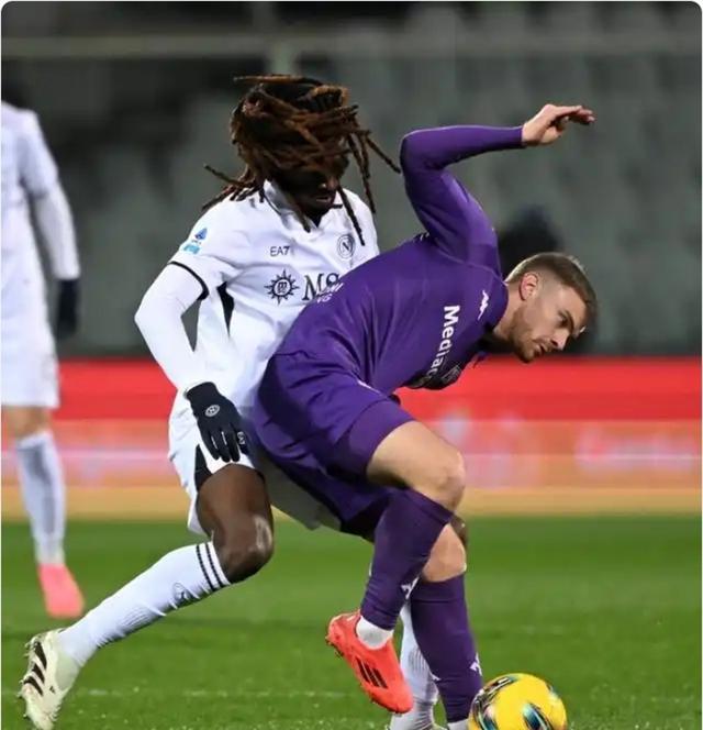 那不勒斯主场大胜,继续保持追赶态势,士气大振 那不勒斯主场大胜,继续保持追赶态势,士气大振