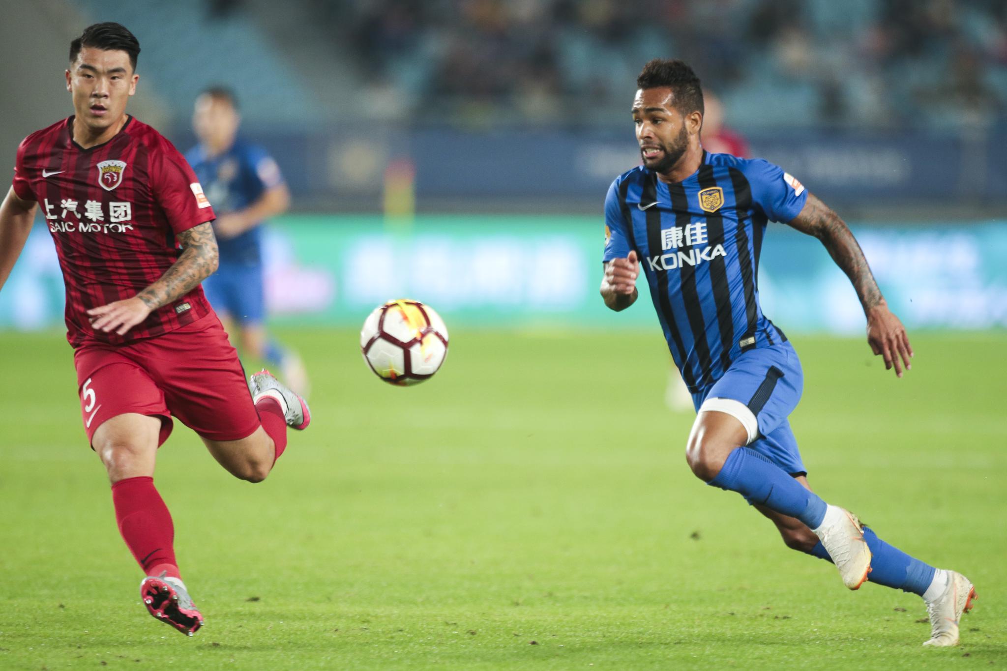 包含苏宁客场战平上港，领跑者再次被逼平，引发热议的词条