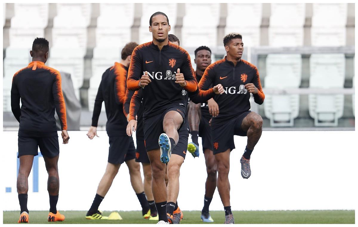 法国客场惊险战胜俄罗斯，荣登小组榜首，引发热议