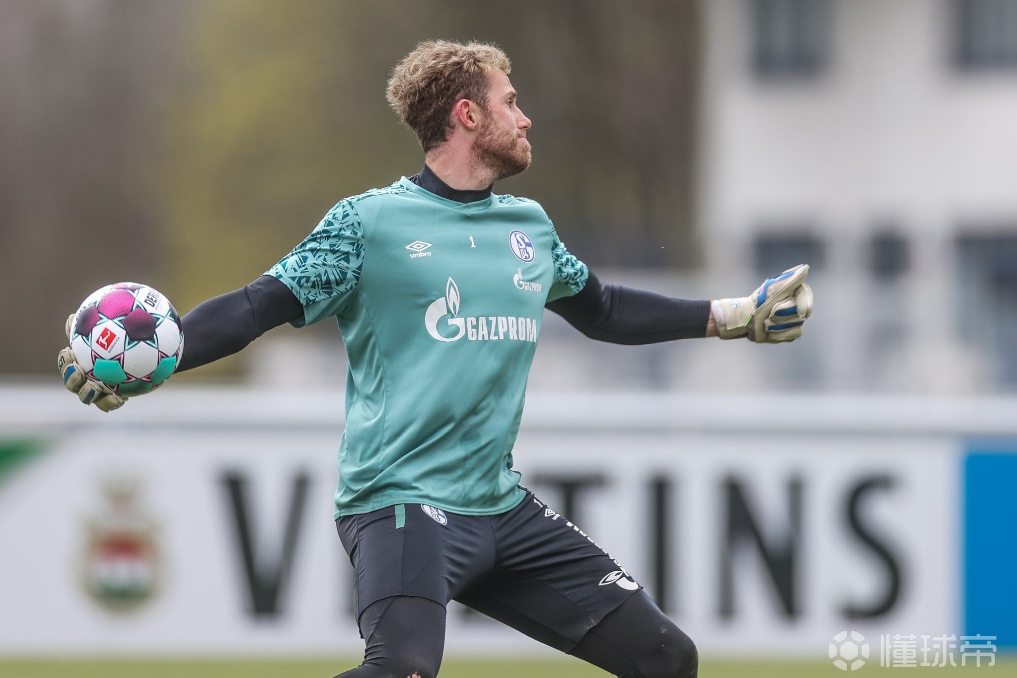 沙尔克球员表现出色,主教练赞不绝口,稳步上升 沙尔克球员表现出色,主教练赞不绝口,稳步上升