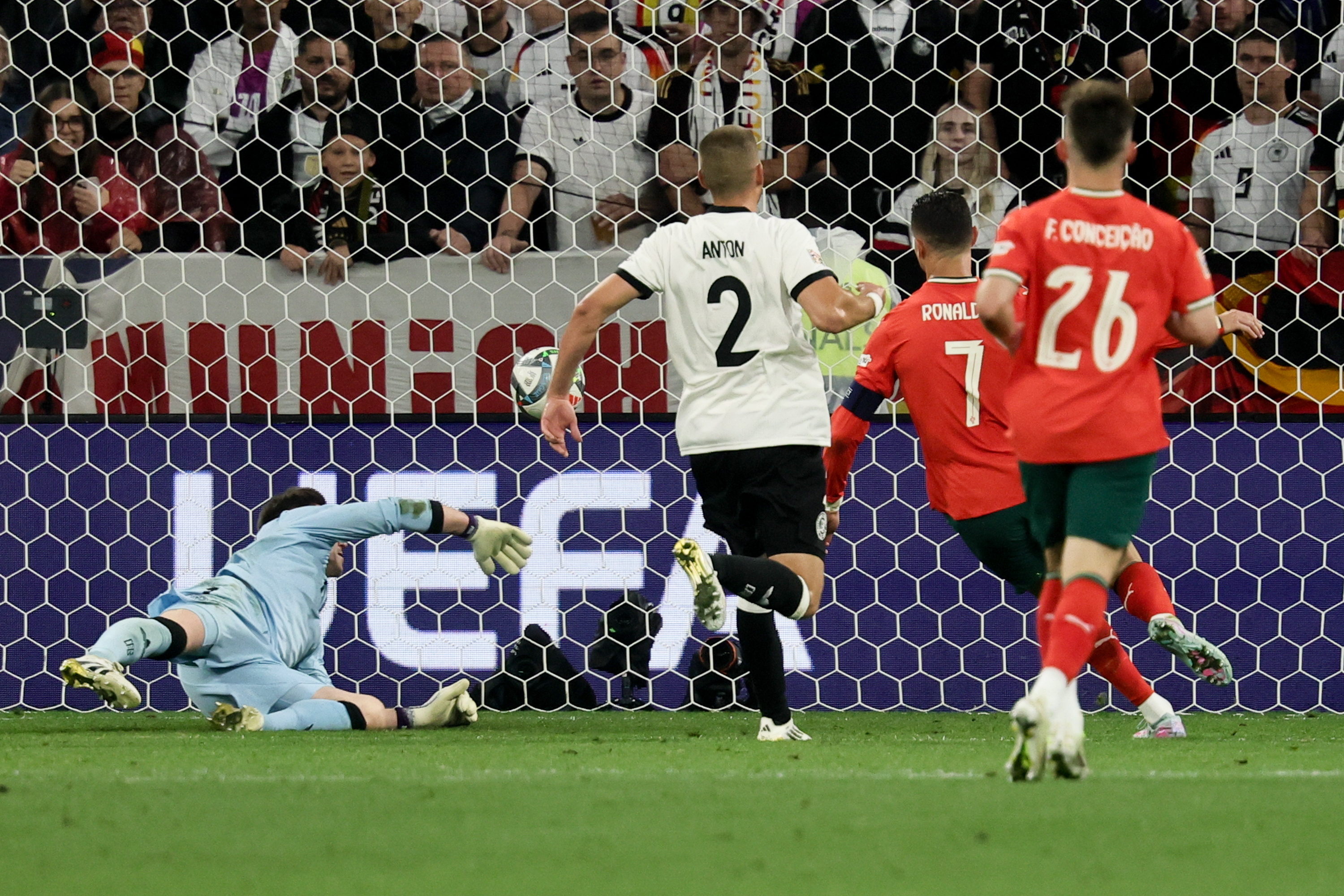 俱乐部足球比赛:伦敦联队胜出晋级,引发热议 俱乐部足球比赛:伦敦联队胜出晋级,引发热议