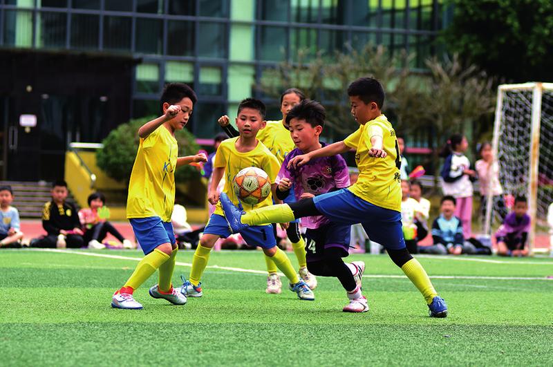 足球场上精彩纷呈,球员实力抢眼!,士气大振的简单介绍 足球场上精彩纷呈,球员实力抢眼!,士气大振的简单介绍