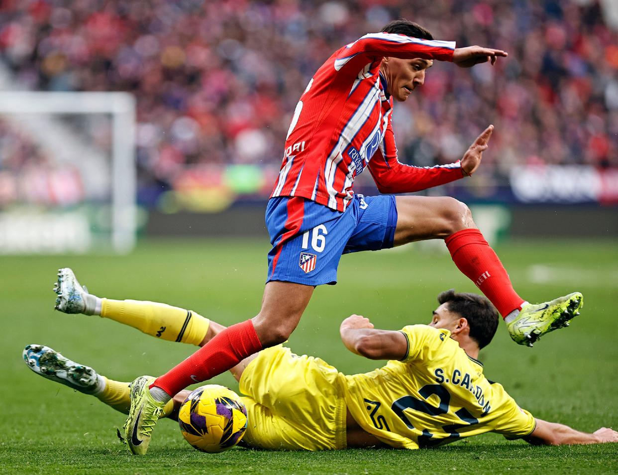 足球场上精彩纷呈,球员实力抢眼!,士气大振的简单介绍 足球场上精彩纷呈,球员实力抢眼!,士气大振的简单介绍