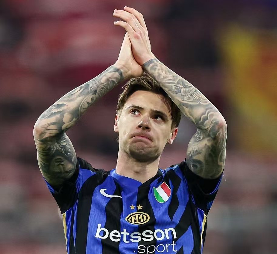 包含AC米兰官宣签约前国米铁腰，加强中场实力，气势如虹的词条