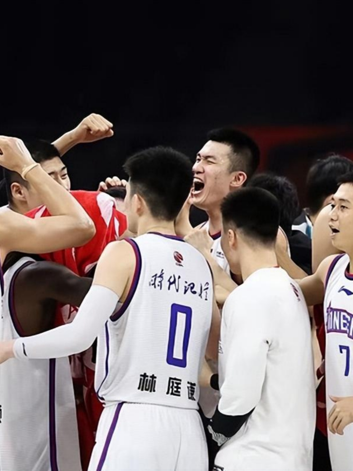 广东队碾压骑士,拉文扛起全队 广东队碾压骑士,拉文扛起全队