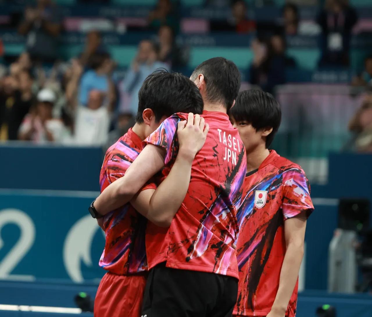 中国队横扫韩国队,张本智和扛起全队 中国队横扫韩国队,张本智和扛起全队