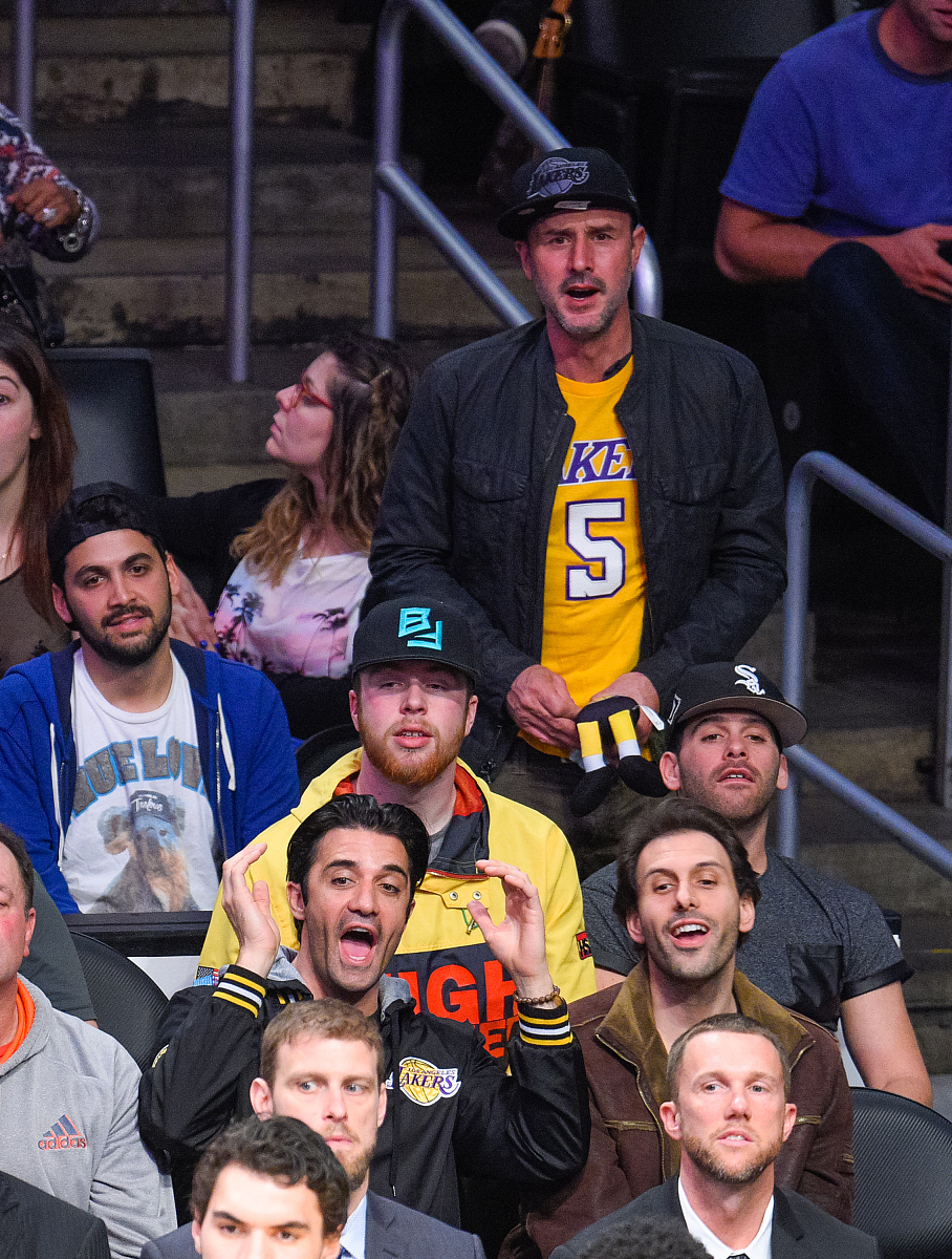 包含湖人轻取新疆队，福克斯惊艳四座的词条