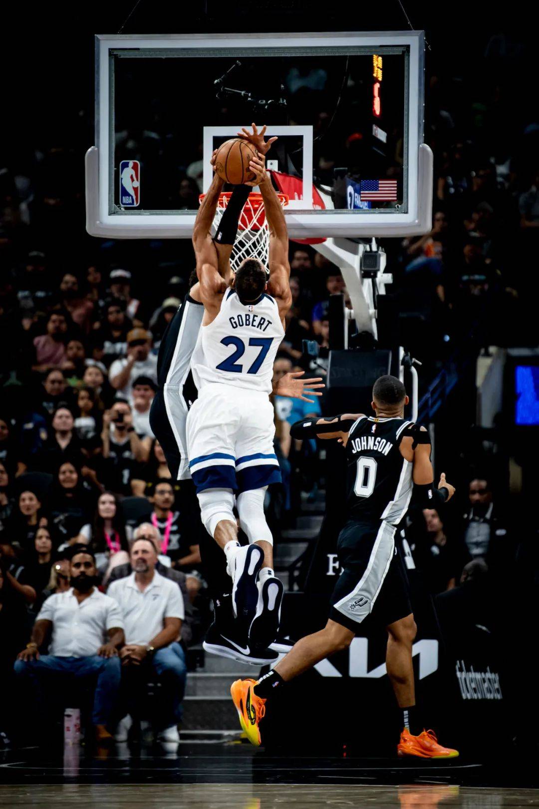 凯尔特人横扫马刺，戈贝尔带队取胜的简单介绍