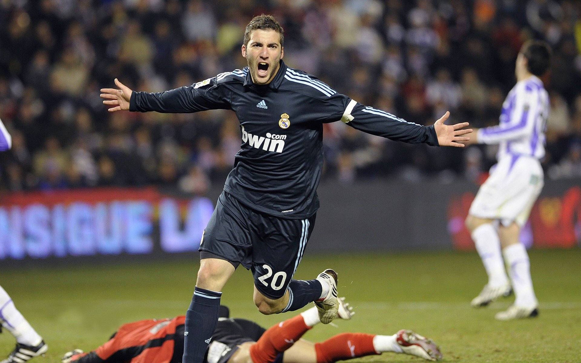 狂热无界!从伯纳乌到银行家生活球馆,今夜体育魂在三线燃烧