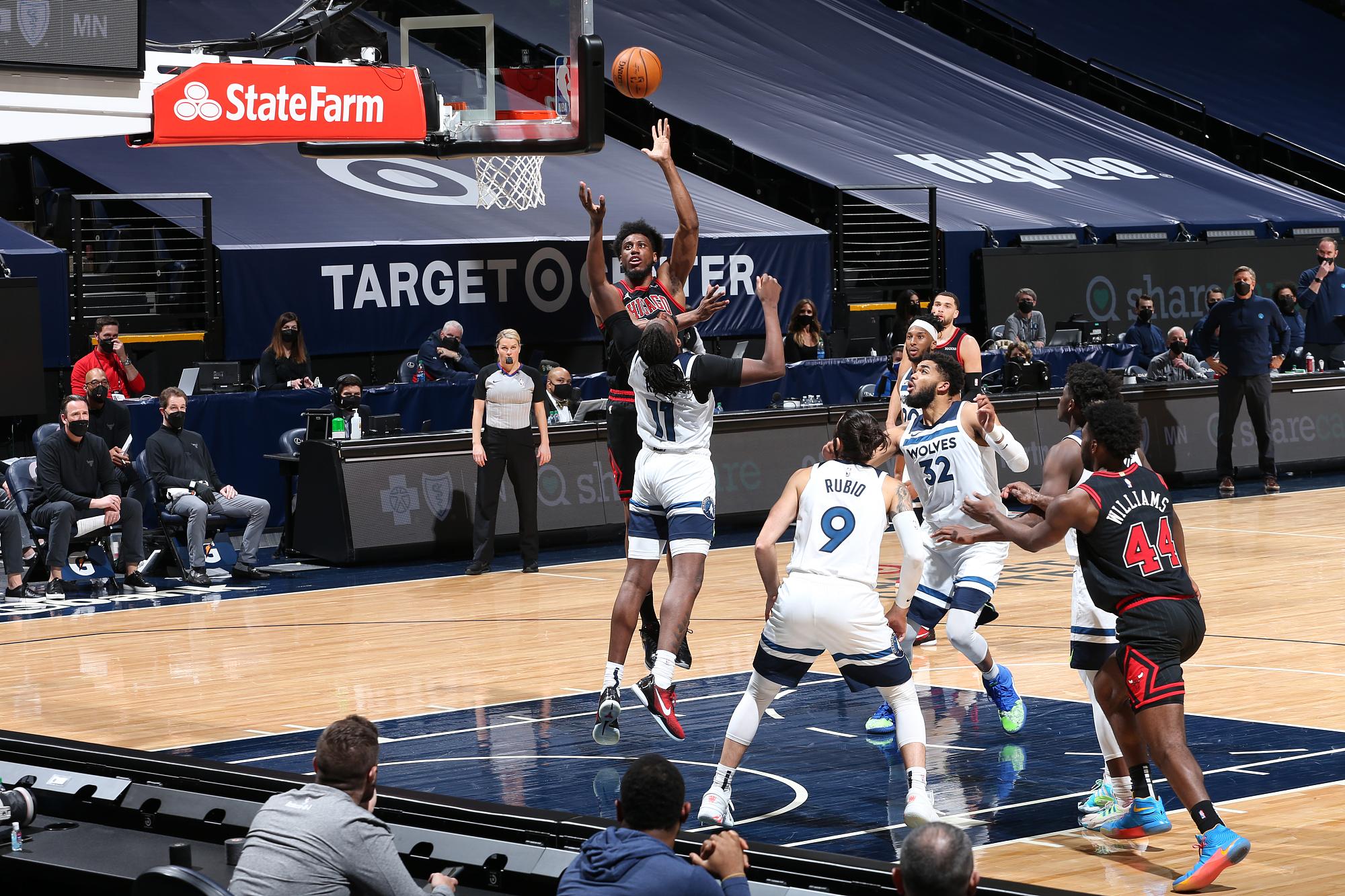 江苏队翻盘辽宁队,拉文统治全场 江苏队翻盘辽宁队,拉文统治全场